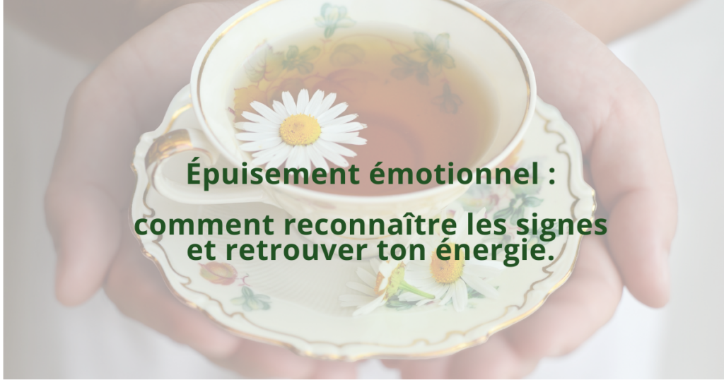 Tasse de thé à la camomille offerte à deux mains - rituel d'apaisement pour retrouver son énergie après un épuisement émotionnel