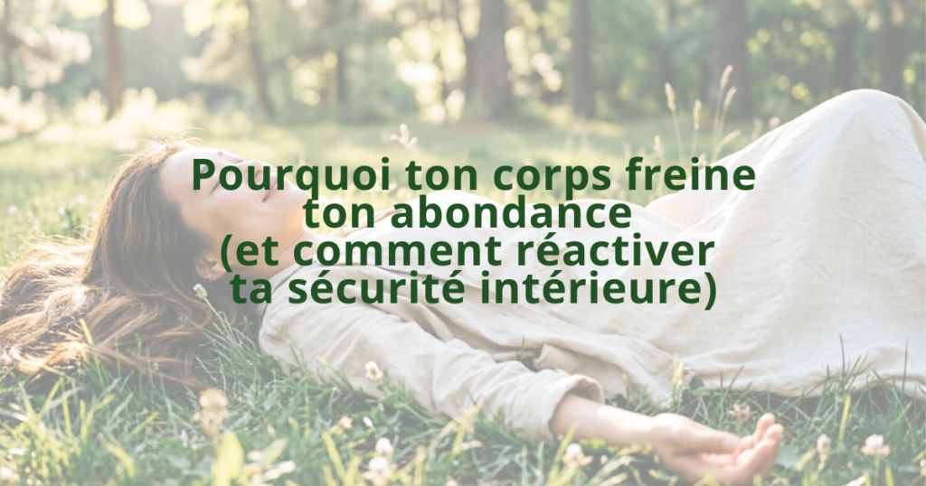 Femme sereine allongée sur l'herbe les yeux fermés, illustrant la réactivation de la sécurité intérieure et l'abondance.