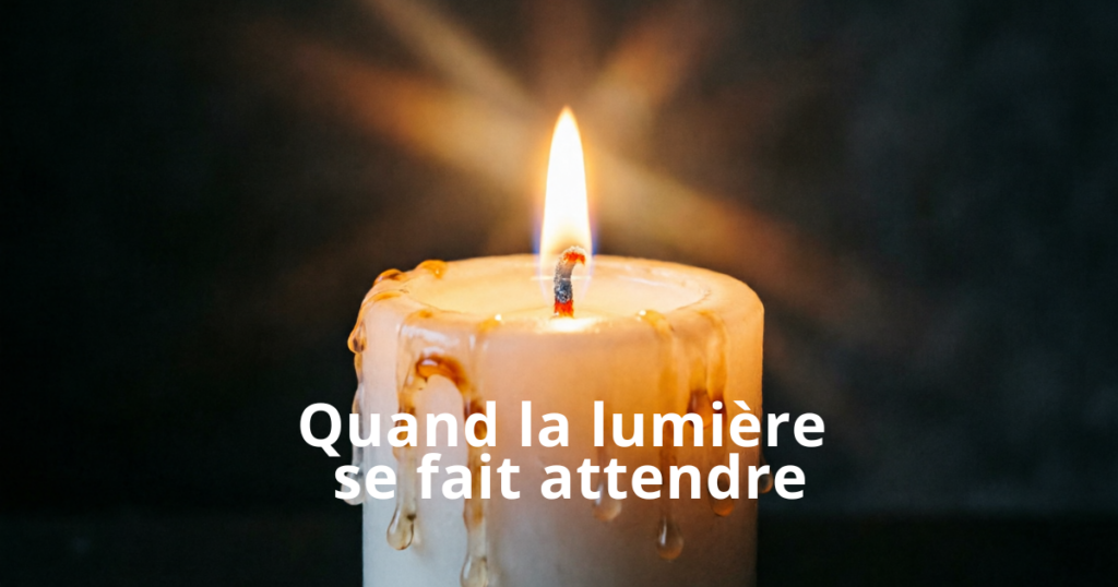 Bougie blanche allumée dans la pénombre avec de la cire fondante, évoquant une petite étincelle de douceur et de paix pour traverser la nuit noire de l'âme.