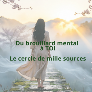 Femme vue de dos sortant du brouillard vers la lumière dorée de l'aube, sur un chemin fleuri de cerisiers – Du brouillard mental à TOI, le cercle de Mille Sources pour se retrouver.