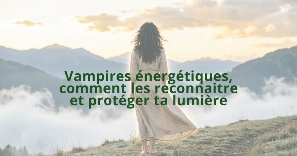 Femme vue de dos, enveloppée d'un doux halo de lumière dorée protectrice, debout au lever du soleil au-dessus d'une vallée embrumée symbolisant la protection de son énergie des vampires énergétiques. Elle garde sa lumière intérieure, Mille Sources.