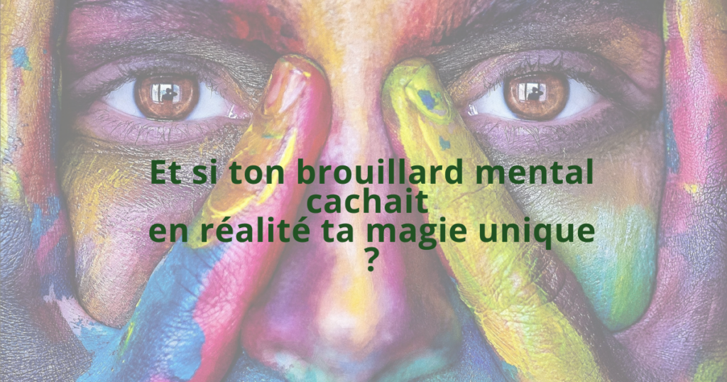 Visage et mains peints de couleurs vives symbolisant la richesse intérieure et la magie unique cachée derrière le brouillard mental