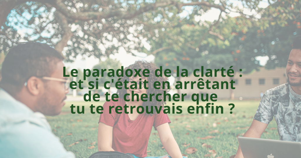 Femme riant aux éclats avec un carnet dans l'herbe, échangeant joyeusement sous les arbres - retour à soi et clarté naturelle